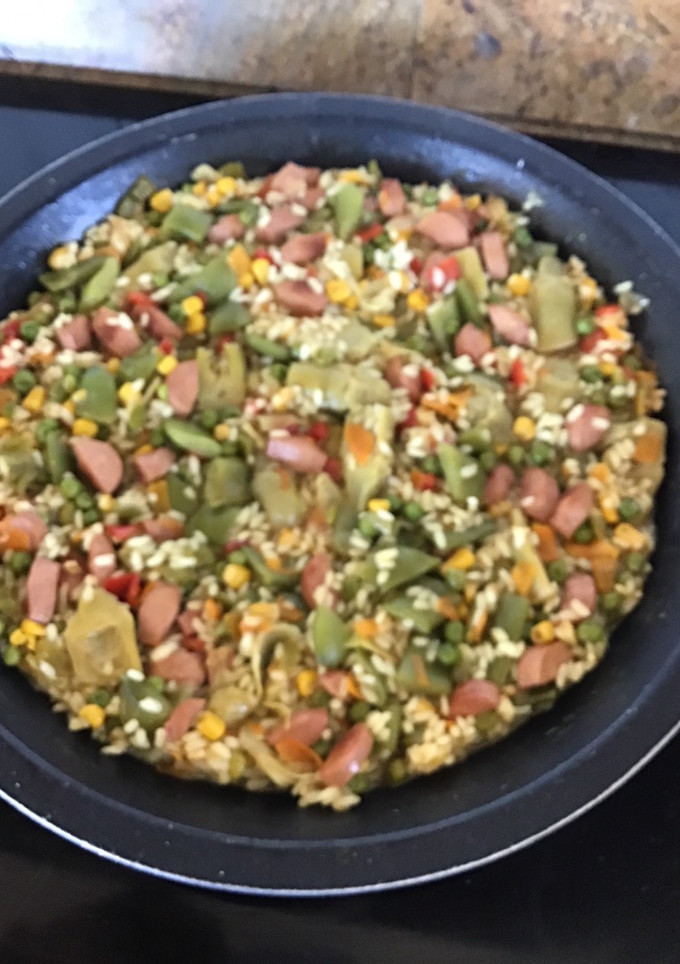 Una foto de Arroz con verduras y salchichas Frankfurt