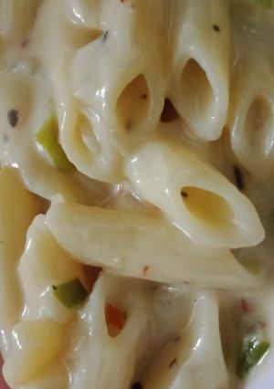 A picture of White sauce pasta.
