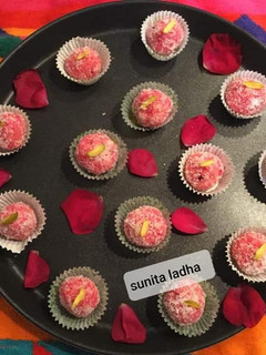 गुलकंद नारियल लड्डू (Gulkand nariyal laddu recipe in hindi) रेसिपी मुख्य फोटो
