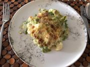 Una foto de coliflor gratinada con puerro