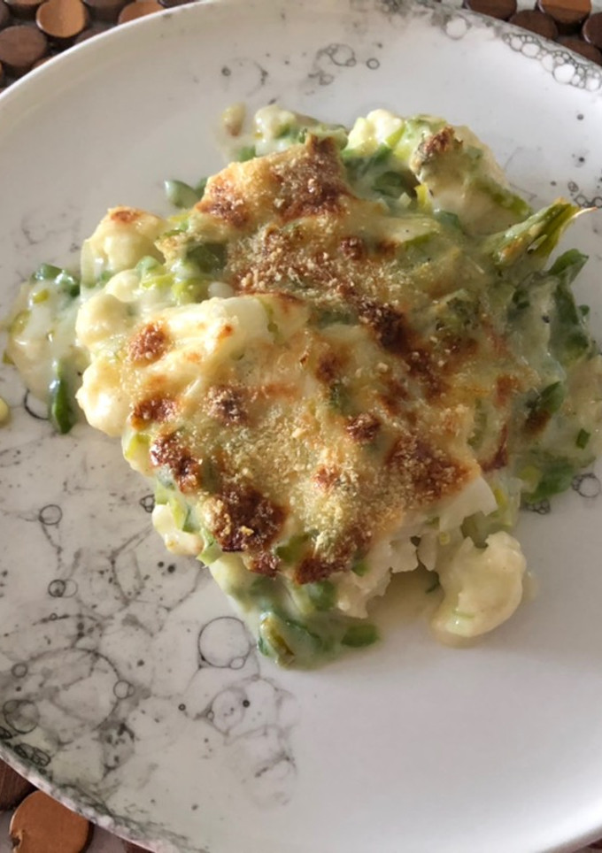Una foto de Brócolis y coliflor gratinadas