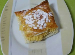 Foto principal de Cuadraditos de hojaldre rellenos de crema de melón