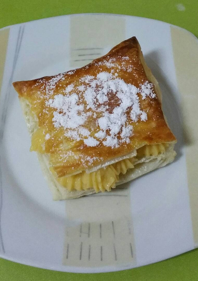 Una foto de Cuadraditos de hojaldre rellenos de crema de melón