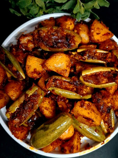 मसालेदार आलू परवल की सब्जी रेसिपी मुख्य फोटो
