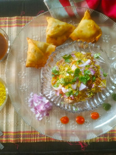સમોસા ચાટ રેસીપી મુખ્ય ફોટો