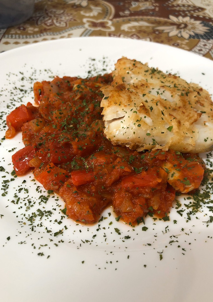 Una foto de Bacalao con tomate