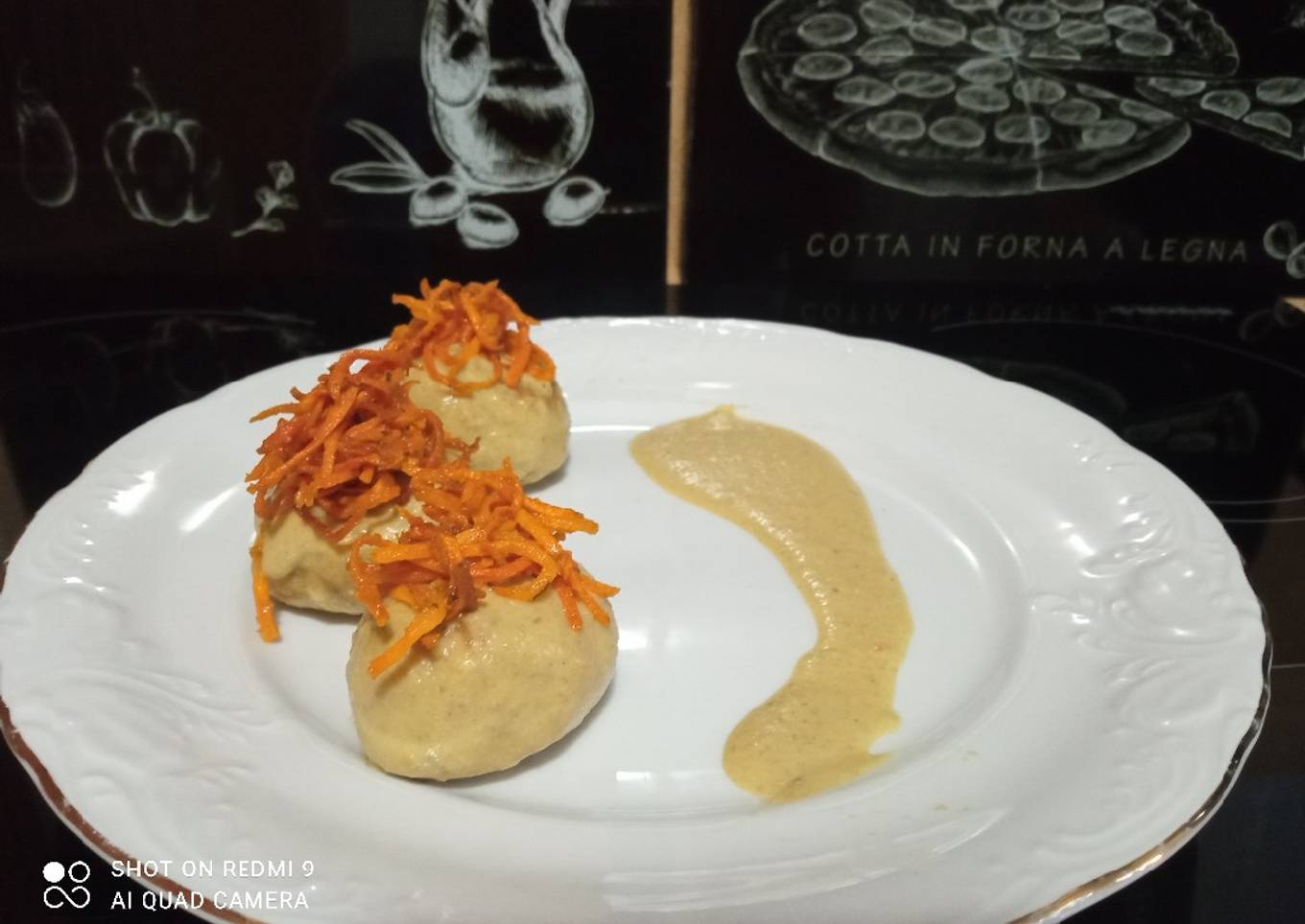 Albóndigas de merluza y champiñones con guarnición de zanahoria