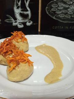 Una foto de Albóndigas de merluza y champiñones con guarnición de zanahoria