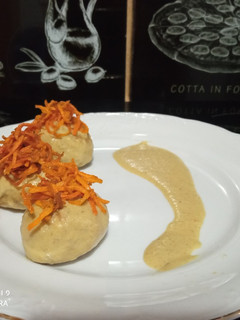 Una foto de Albóndigas de merluza y champiñones con guarnición de zanahoria