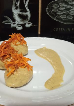 Una foto de Albóndigas de merluza y champiñones con guarnición de zanahoria