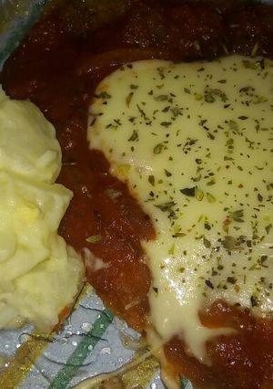 Una foto de Milanesa Napolitana con papa, huevos, ajo y mayonesa