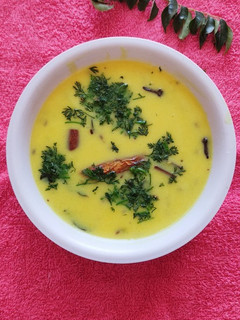 ગુજરાતી કઢી (Gujarati Kadhi Recipe In Gujarati) રેસીપી મુખ્ય ફોટો