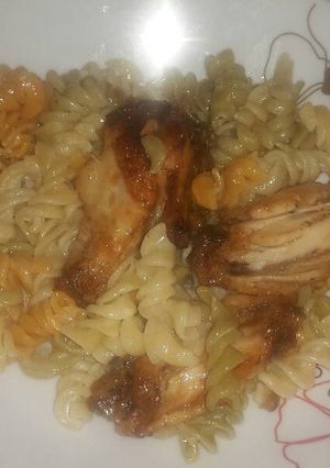 Una foto de Pasta con crema y pollo