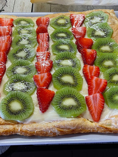 Una foto de Tarta hojaldre con crema y fruta