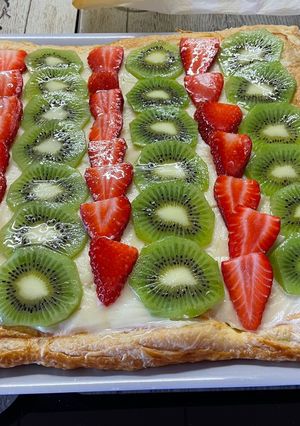 Una foto de Tarta hojaldre con crema y fruta