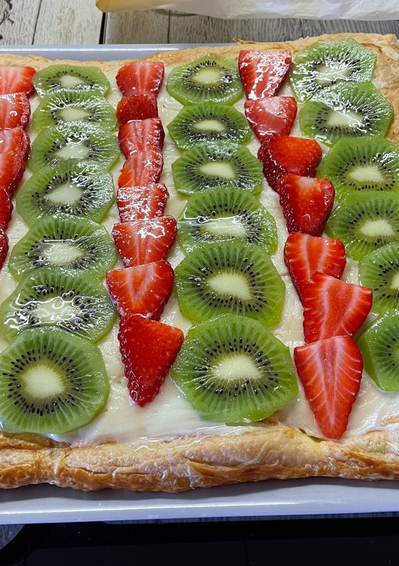 Una foto de Tarta hojaldre con crema y fruta