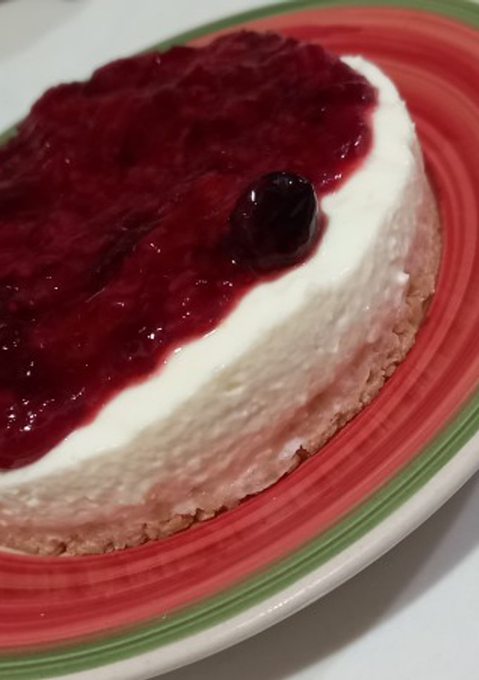 Una foto de Cheesecake de frutos rojos 🍓🫐 SIN HORNO ♡