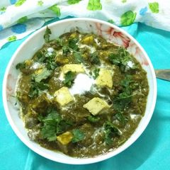 A picture of Palak paneer.