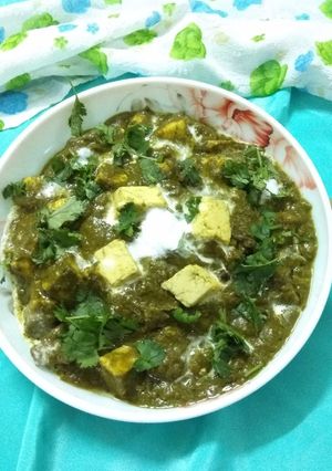 A picture of Palak paneer.