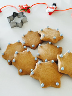 Una foto de Galletas de Navidad decoradas de estrellas