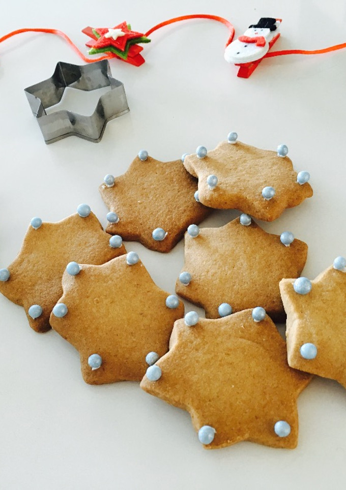 Una foto de Galletas de Navidad decoradas de estrellas