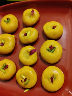 મેંગો કેસર પેંડા (Mango Kesar Peda Recipe In Gujarati) રેસીપી મુખ્ય ફોટો