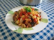 Une photo de poivrons aubergines oignons