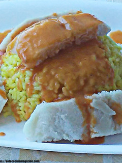 Una foto de Arroz blanco al curry con merluza y salsa vizcaína