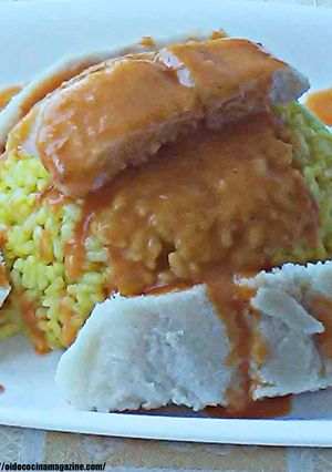 Una foto de Arroz blanco al curry con merluza y salsa vizcaína