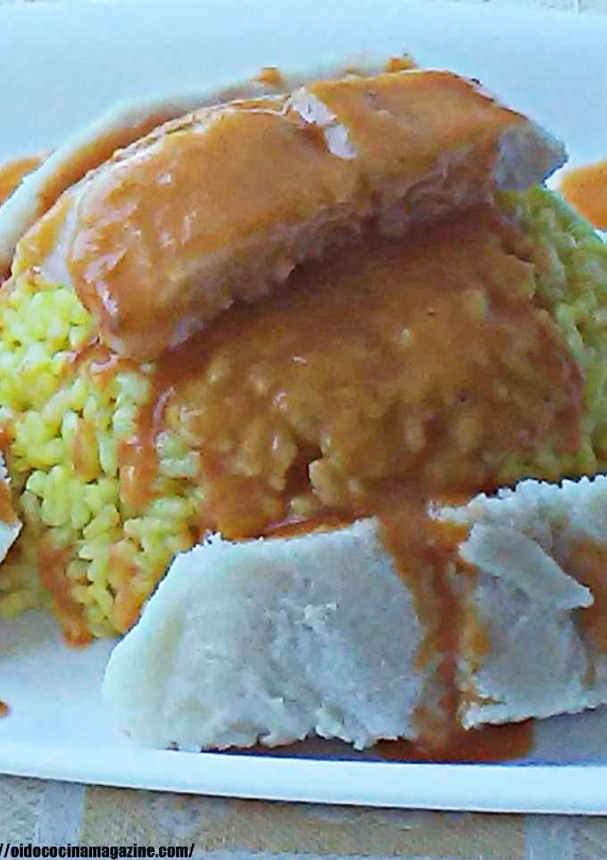 Una foto de Arroz blanco al curry con merluza y salsa vizcaína