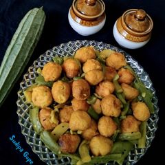 A picture of Urad Dal Fritters in Ridge Gourd.