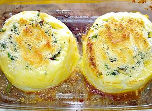 Una foto de Nidos de Puré de Papas relleno de Longaniza gratinado