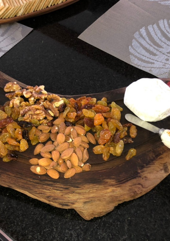 Una foto de Tabla de 2 quesos y frutos secos