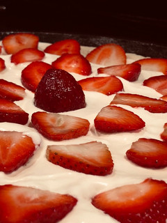 Una foto de Tarta de frutillas... Fácil y rica