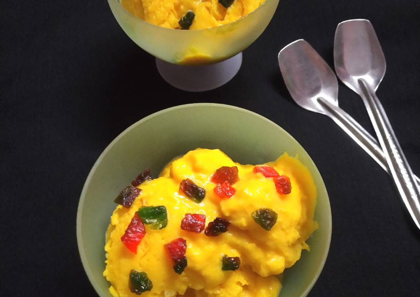 Creamy mango ice cream