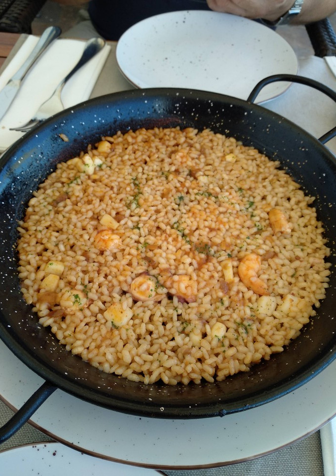 Una foto de Arroz bomba con gambas y pulpo