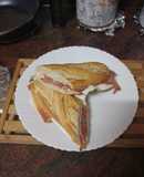 Bocadillo de jamón serrano, queso fresco y tomate aliñado