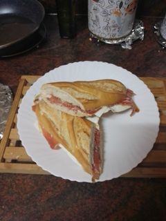 Una foto de Bocadillo de jamón serrano, queso fresco y tomate aliñado