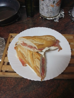 Una foto de Bocadillo de jamón serrano, queso fresco y tomate aliñado