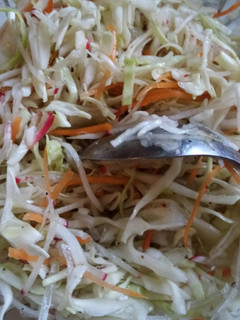 Una foto de Ensalada Cruda de Col, zanahoria y rabanito