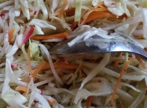 Una foto de Ensalada Cruda de Col, zanahoria y rabanito