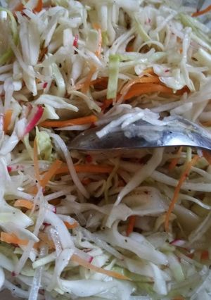 Una foto de Ensalada Cruda de Col, zanahoria y rabanito