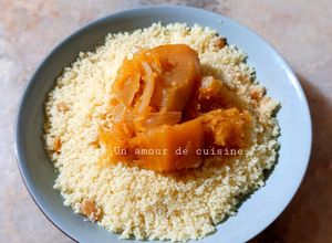 Une photo de Couscous aux raisins secs et sauce rouge à la citrouille 🎃