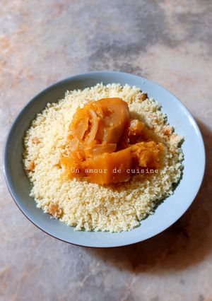 Une photo de Couscous aux raisins secs et sauce rouge à la citrouille 🎃