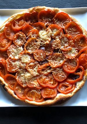 Une photo de Tarte fine tomates / oignons rouges