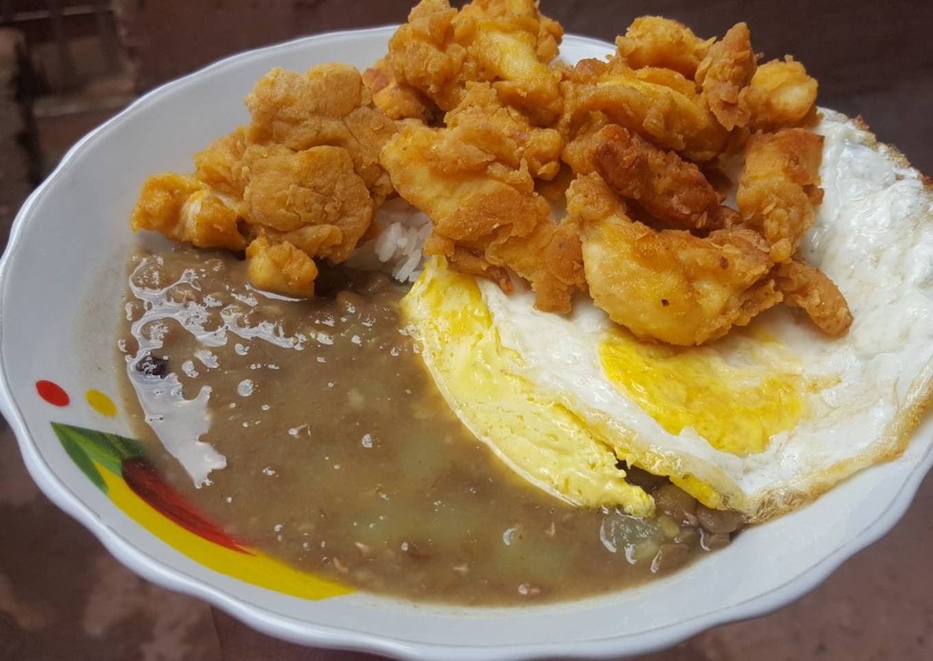 Almuerzo contundente: Lentejas, huevo y chicharrón de pota