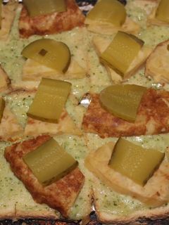 Una foto de Tortilla de garbanzos de supermercado con pepinillos en vinagre