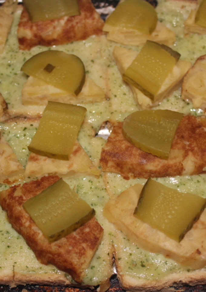 Una foto de Tortilla de garbanzos de supermercado con pepinillos en vinagre