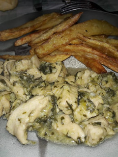 Una foto de Trocitos de pollo al verdeo con guarnición de papas fritas