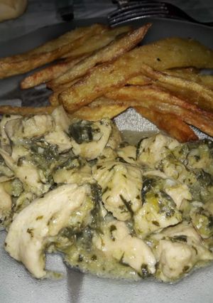 Una foto de Trocitos de pollo al verdeo con guarnición de papas fritas